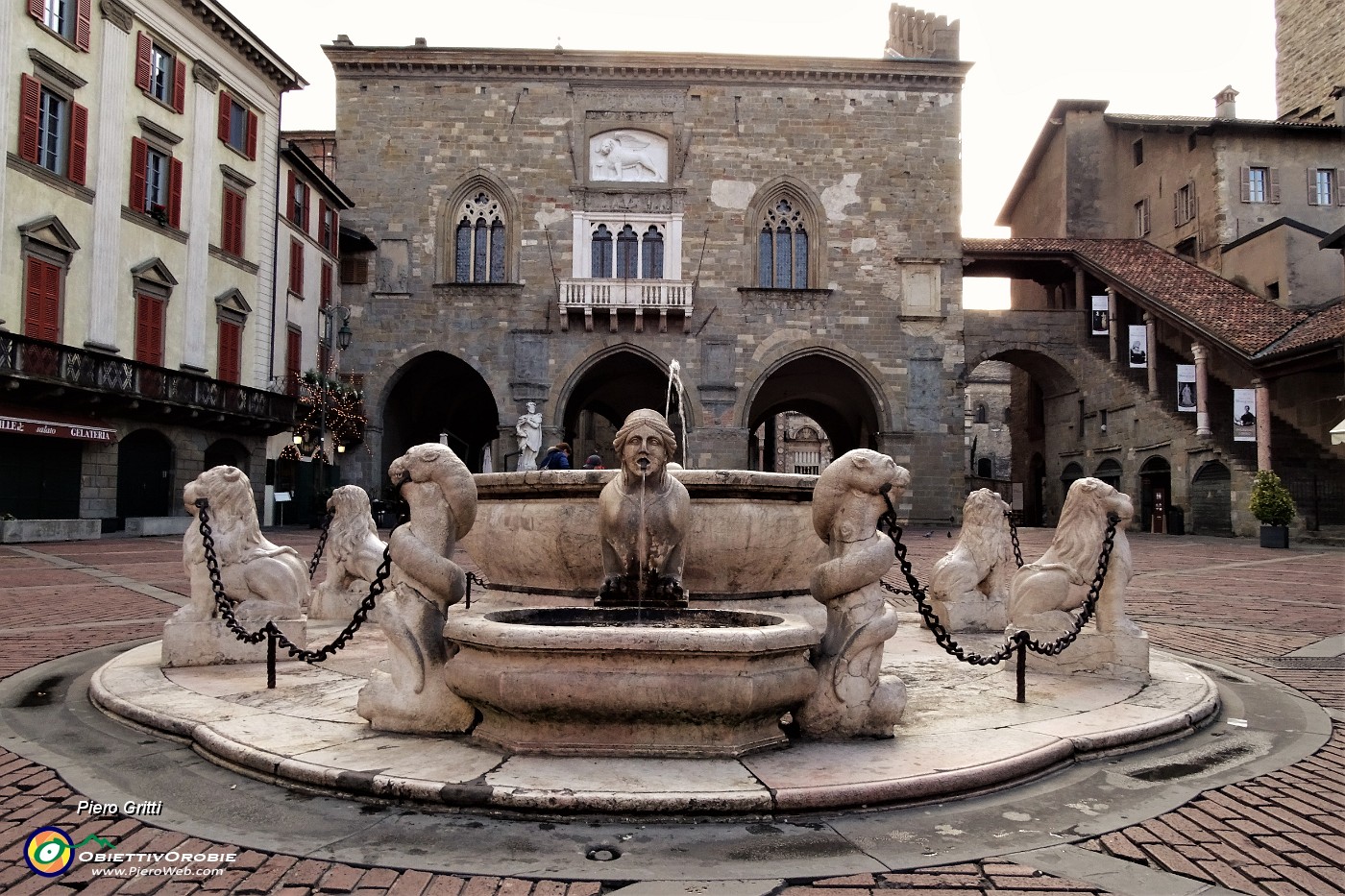 59 Piazza Vecchia con Fontana del Contarini e Palazzo della Ragione.JPG